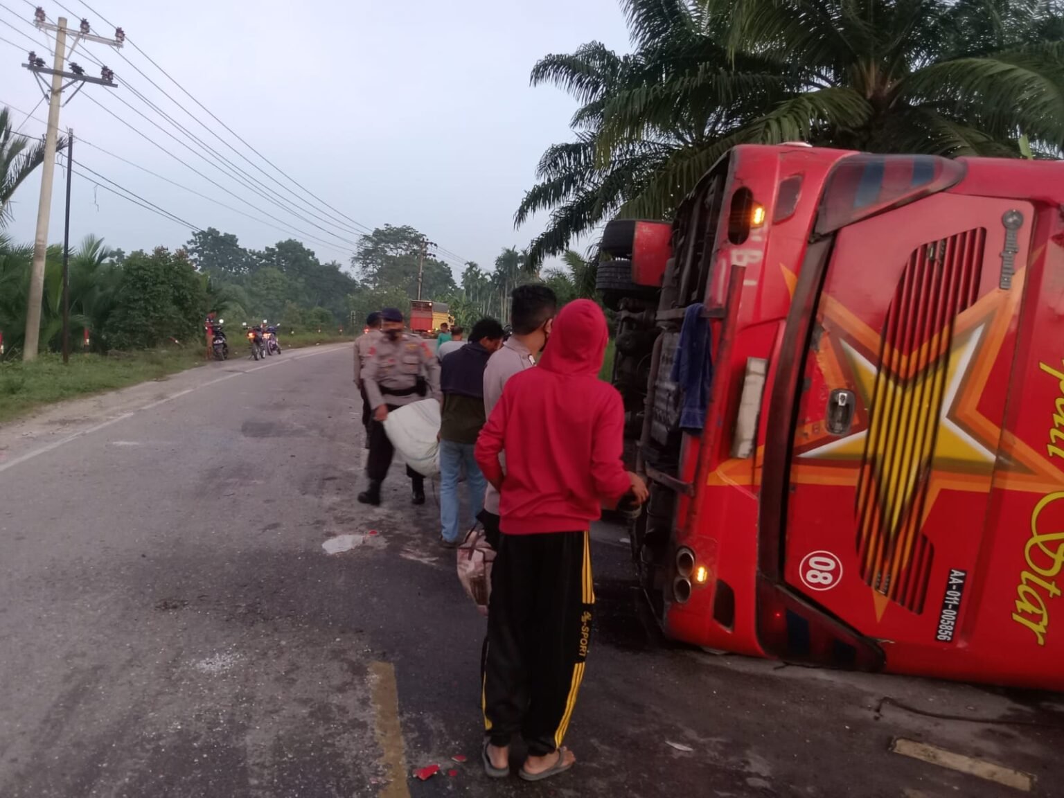 Tujuan Medan, Bus Simpati Star Terbalik di Aceh Timur Sopir Melarikan Diri