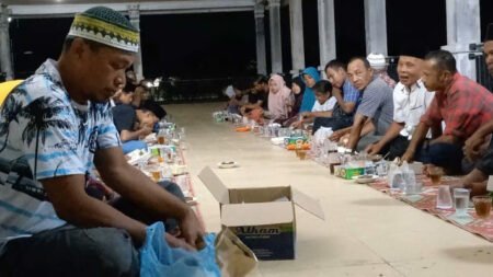Pedagang di Lapangan Pusat Pemerintahan Aceh Timur Lakukan Doa Bersama