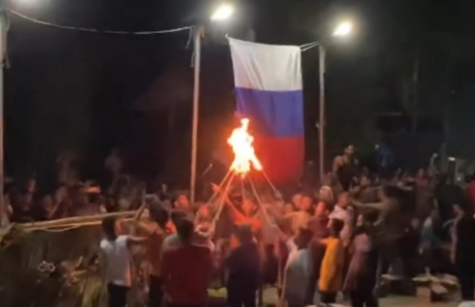 Tradisi Perang Mariam Karbit di Aceh Cosplay Jadi Pasukan Rusia