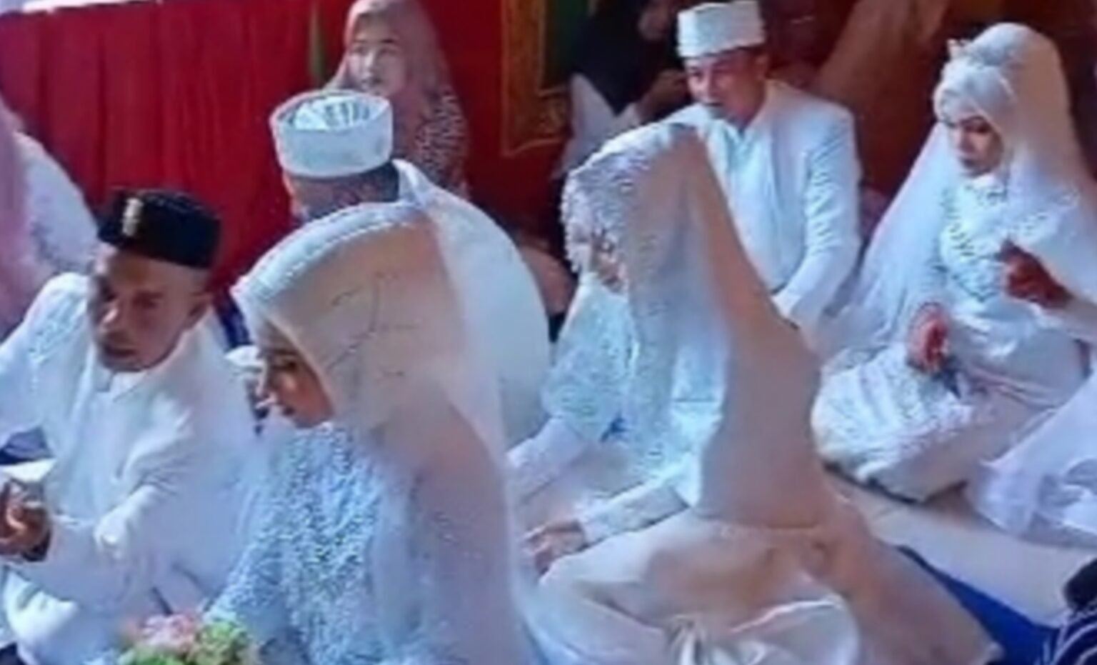 Viral! Pasangan Pengantin di Aceh Antri di KUA, Warganet: Awas Ketukar