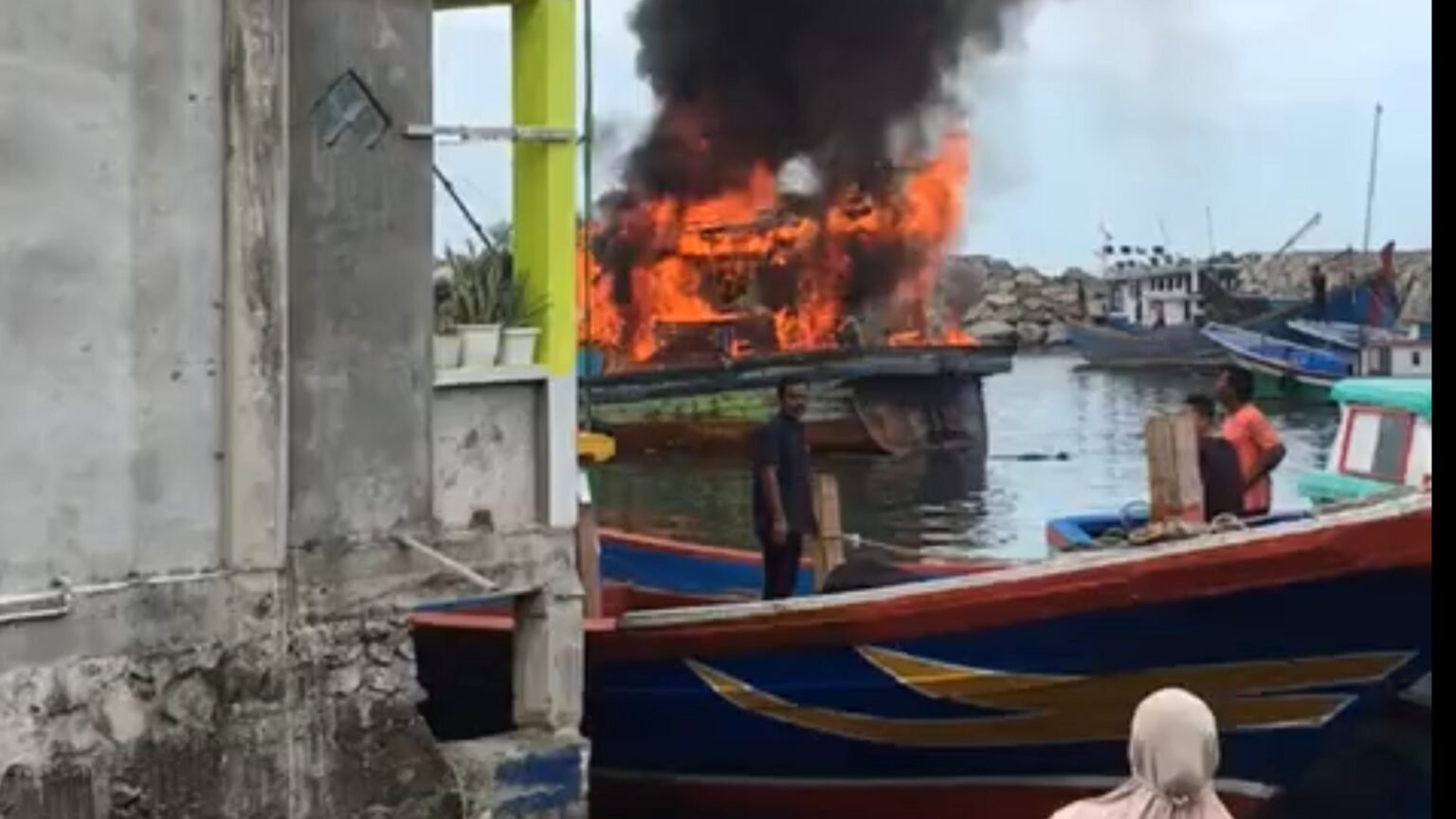 KM Ariya Purnama Terbakar 1 ABK Meninggal