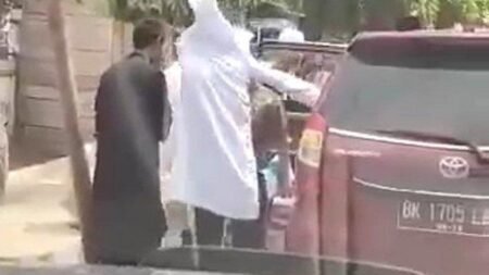 Viral Video Sekelompok Pemuda Turun dari Mobil, Ganti Pakaian Muslim untuk Kutip Sumbangan