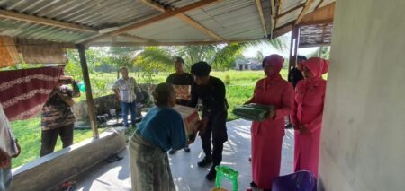 Brimob Kompi 2 Batalyon Aramiyah Salurkan Batuan ke Kaum Dhuafa di Birem Bayeun Aceh Timur
