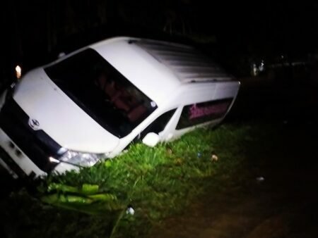 Diduga Jalan Licin, Satu Unit Toyota Hi Ace Nyaris Terperosok ke Parit di Aceh Timur