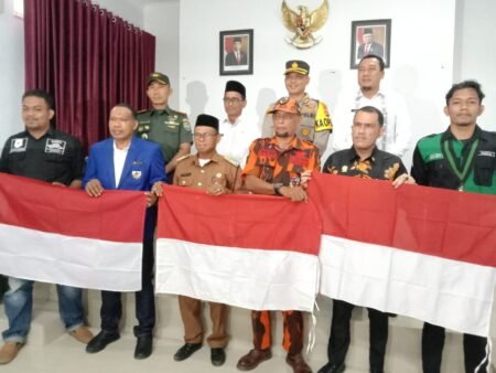 Pemkab Aceh Timur Serahkan Bendera Merah Putih ke Ormas dan OKP untuk Dikabarkan