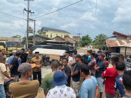 Warga Cot Matahe Mbang Blokir Akses Jalan ke Kecamatan Geurudong Pase, Haji Uma Terjun langsung ke Lokasi