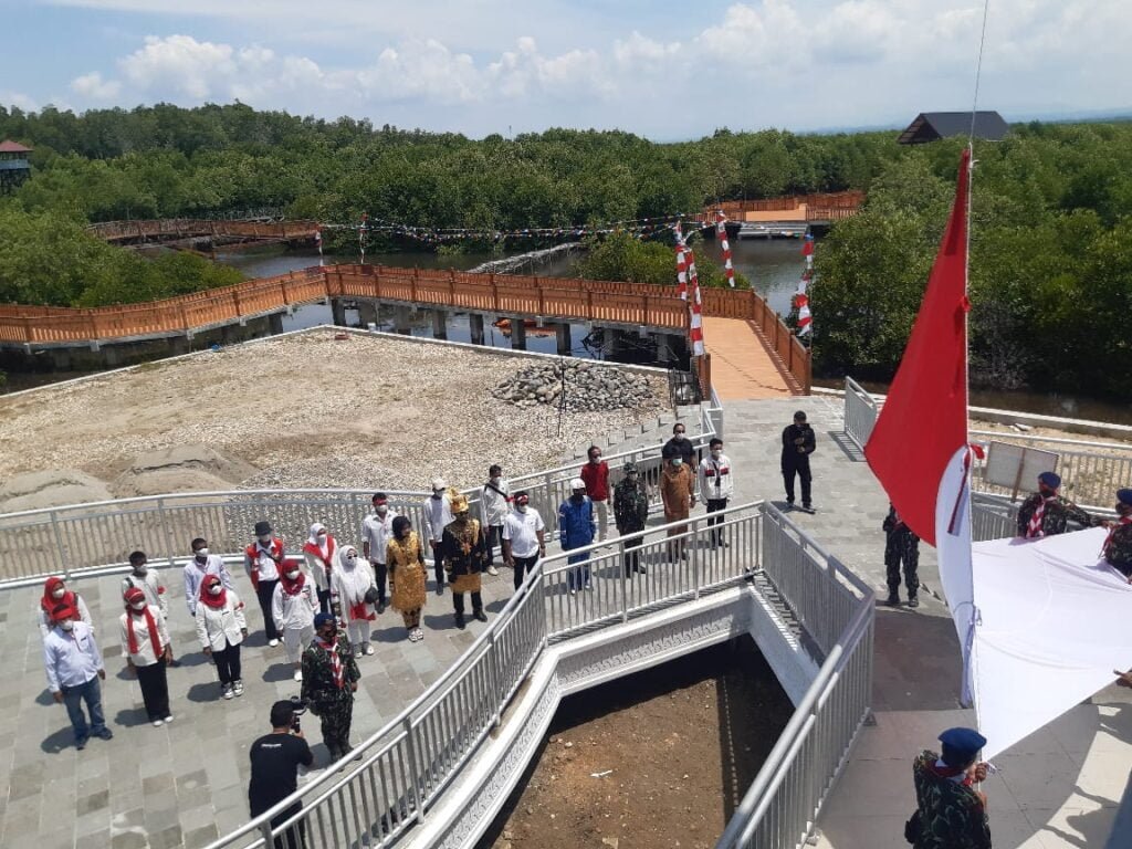 Kompi 2 Batalyon B Pelopor Aramiah bersama Ayudhia Management Laksanakan Pengibaran Bendera Merah Putih di Hutan Mangrove