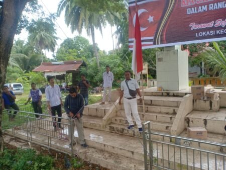 Peringati 17 Tahun MOU Helsinky Warga Darul Aman Bersihkan Tugu Tragedi Simpang Kuala Idi Cut