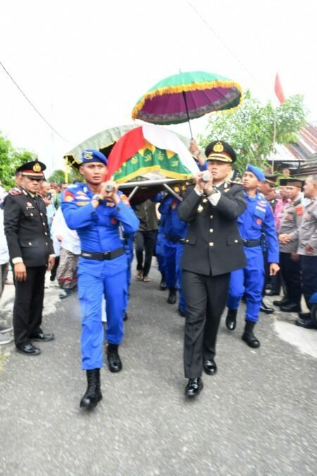 Kapolres Aceh Timur Antarkan ke Peristirahatan Terakhir AKP Zainurrusydi