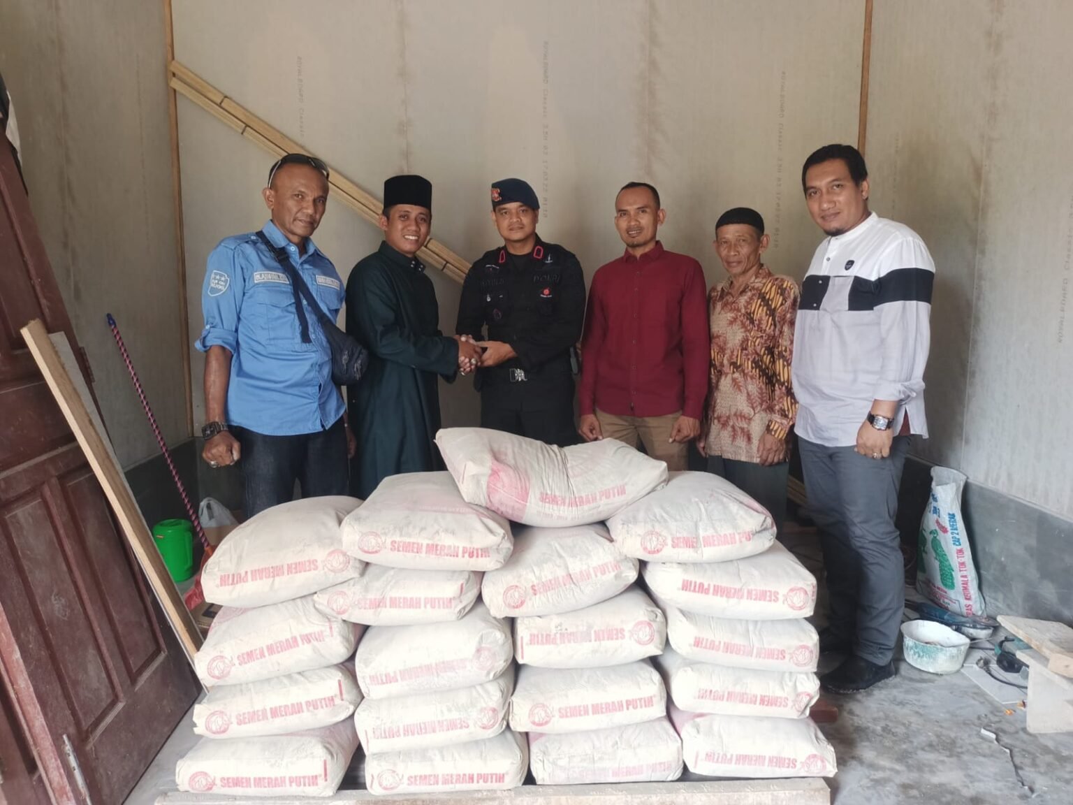 Brimob Kompi 2 Batalyon B Pelopor Aramiah Berikan Bantuan di Dayah Hikmatul Ulum Diniyyah Asunnah