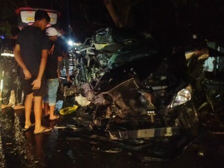 BREAKING NEWS – Kecelakaan Maut, Bus Harapan Indah Hantam Mobil Kijang Innova di Aceh Timur