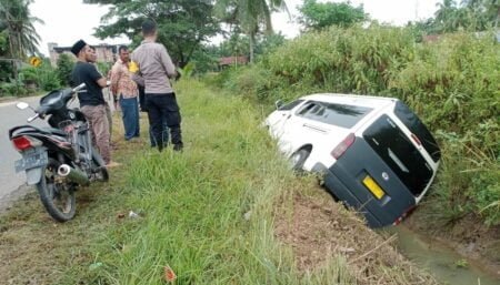 Lakalantas Tunggal, Hiace Masuk Parit di Aceh Timur