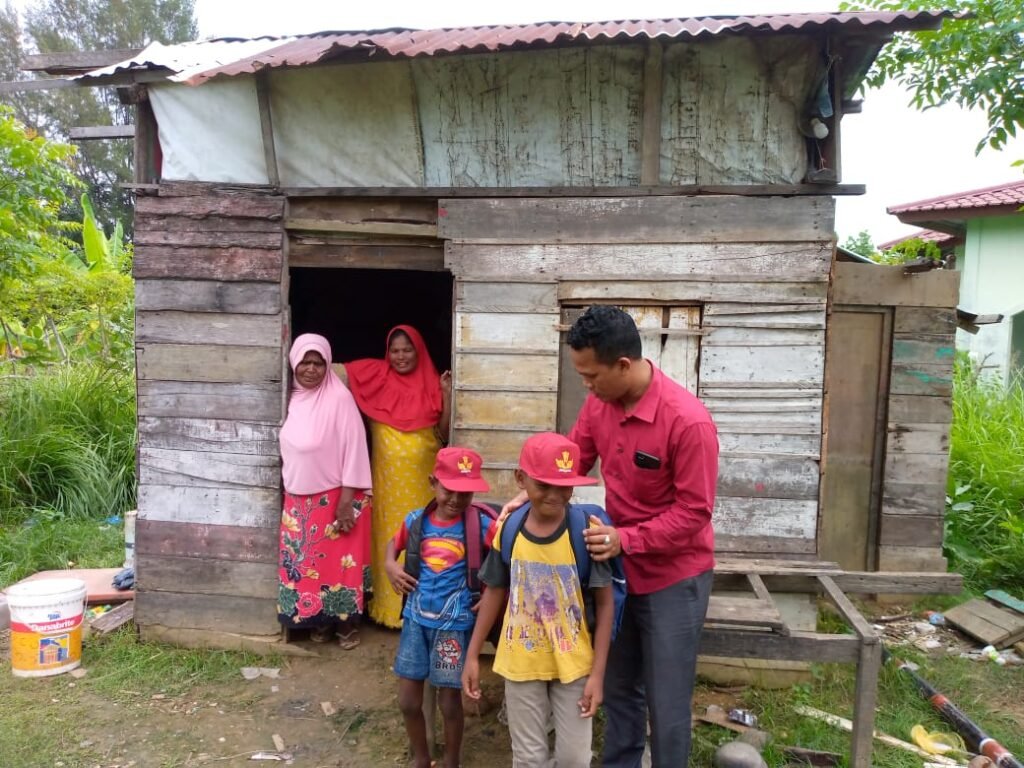 Terkendala Biaya, Azhari T. Ahmadi Sekolahkan Dua Anak Pesisir yang Kurang Mampu