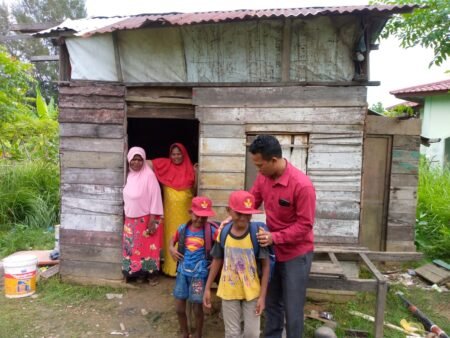 Terkendala Biaya, Azhari T. Ahmadi Sekolahkan Dua Anak Pesisir yang Kurang Mampu