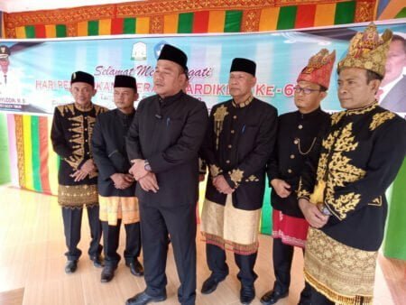 Peringatan Hardikda ke-63 Aceh Timur Menggunakan Pakaian Adat Aceh