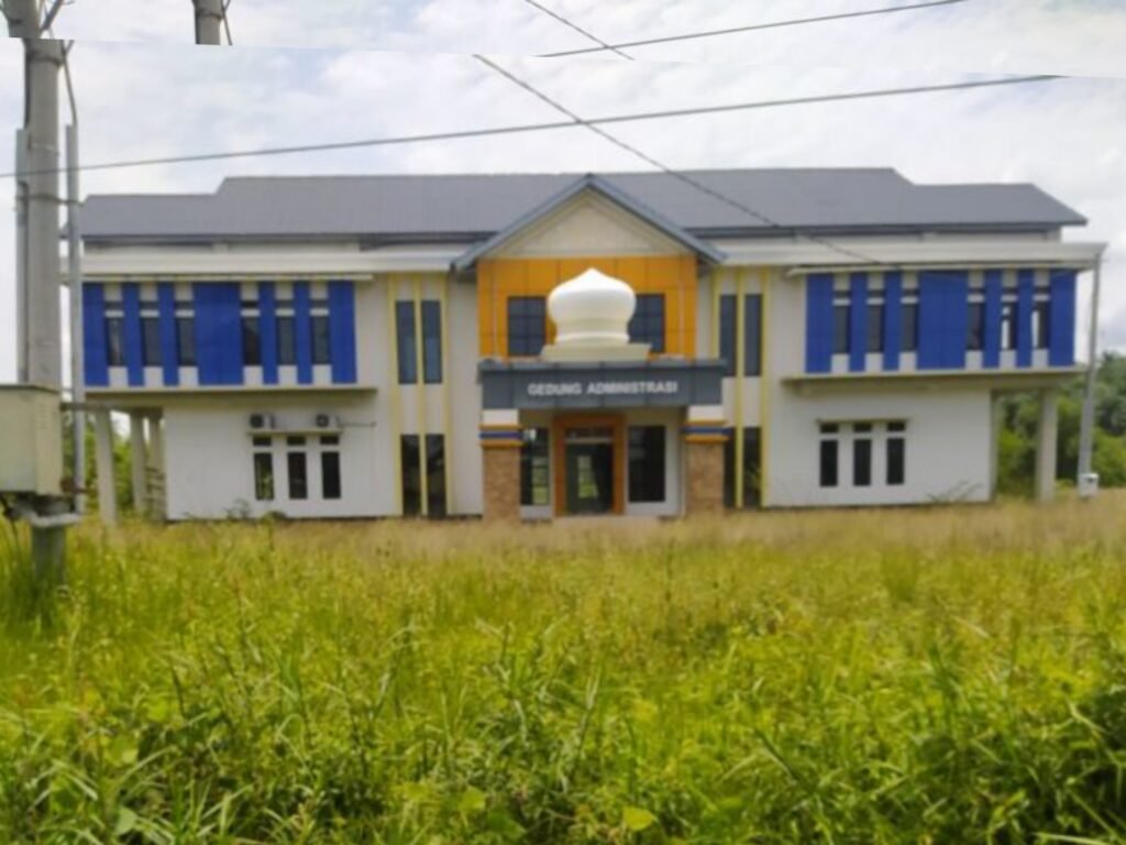 Gedung Administrasi di Aceh Timur Penuh Rumput Ilalang