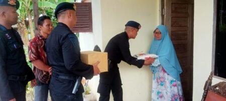 Brimob Kompi 2 Batalyon B Pelopor Satbrimob Polda Aceh Salurkan Bantuan ke Gampong Lengkong