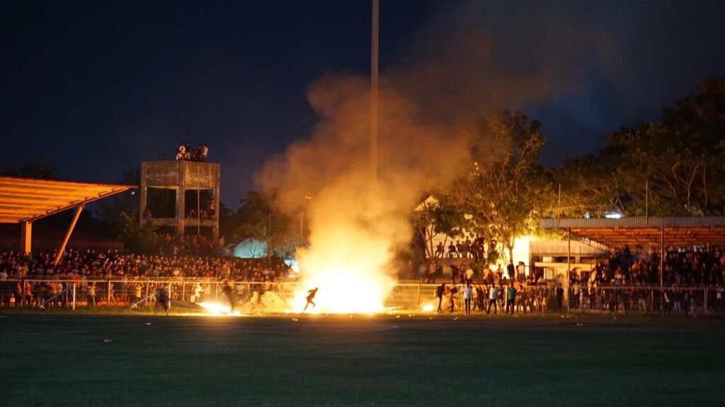 BREAKING NEWS: Penonton Bola Persiraja VS PSMS Medan Bakar Fasilitas Stadion H Dimurthala Banda Aceh