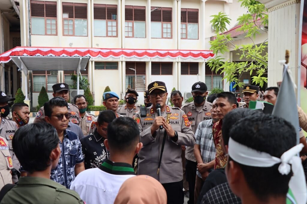 Kapolres Langsa Terjun Langsung Amankan Aksi Mahasiswa