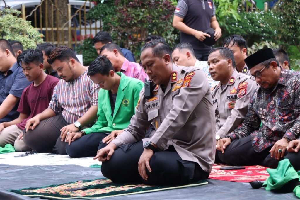 Shalat Dzuhur Tiba! Kapolres Langsa Aceh Imami Para Demonstrasi Tolak Kenaikan Harga BBM