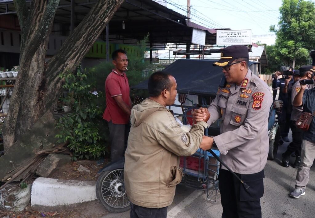 Bantu Warga Terdampak Kenaikan BBM, Polisi Sebar 300 Paket Beras di Langsa