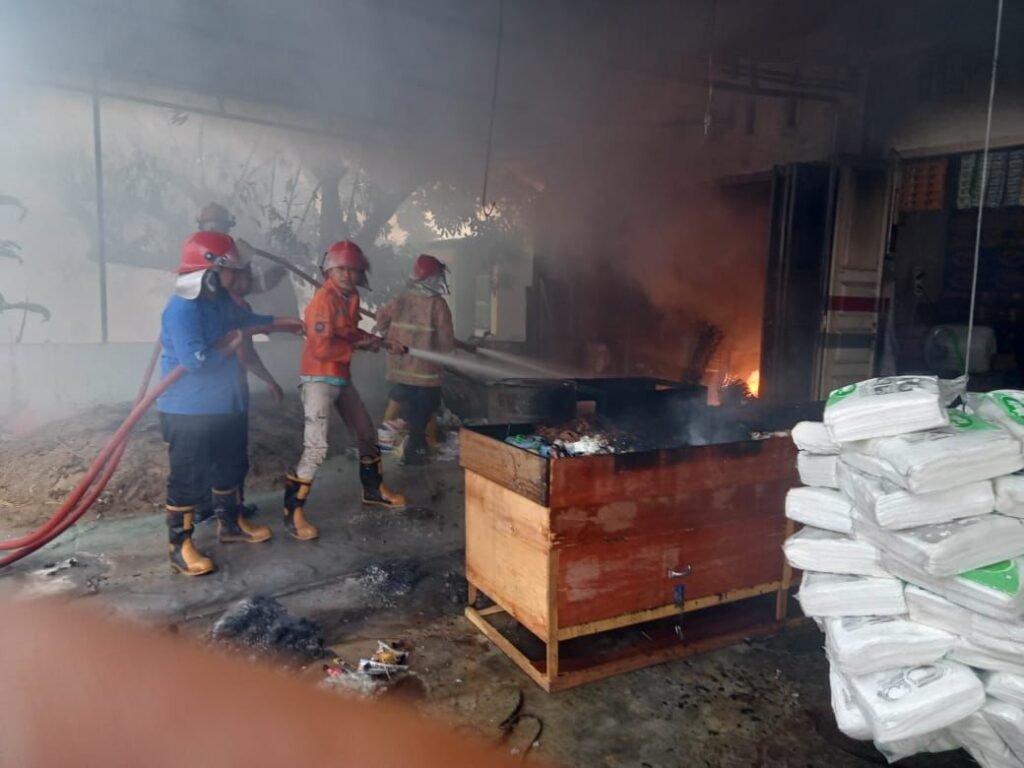 Toko Logam Dilangsa Terbakar, 4 Korban Dilarikan ke Rumah Sakit Termasuk 3 Petugas Damkar