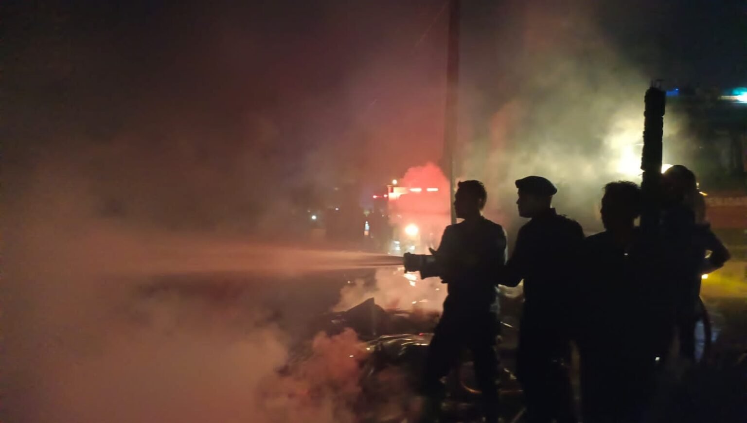 Brimob Kompi 2 Batalyon Aramiyah Turunkan Water Canon Bantu Padamkan 3 Rumah Terbakar di Langsa