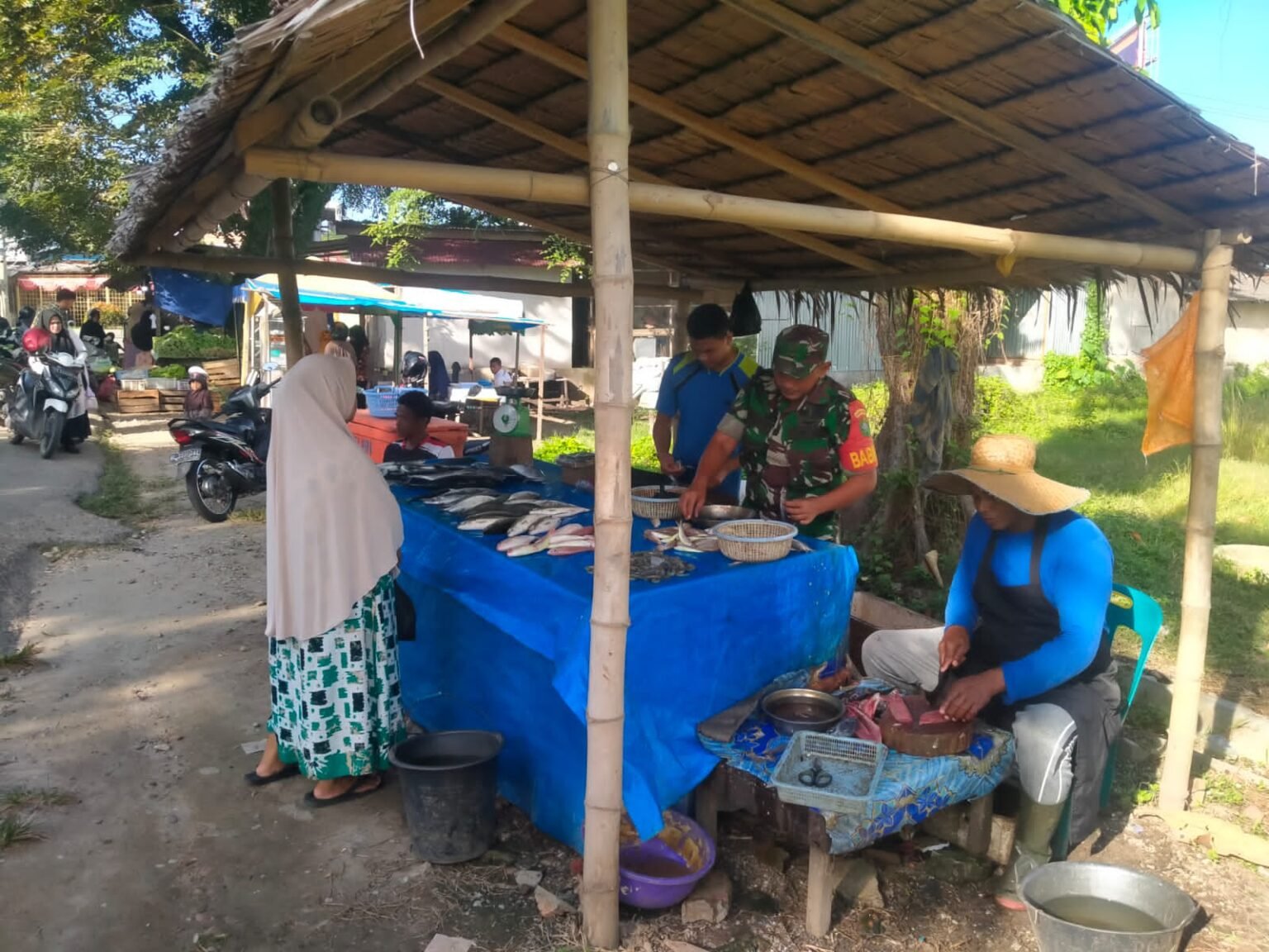 Pedagang Ikan Jadi Sasaran Komsos Babinsa Koramil 05/Idi Rayeuk.