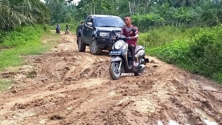 Jalan Desa Jambo Reuhat Rusak Parah, Dua PT Besar disana “di Tutup Saja”.