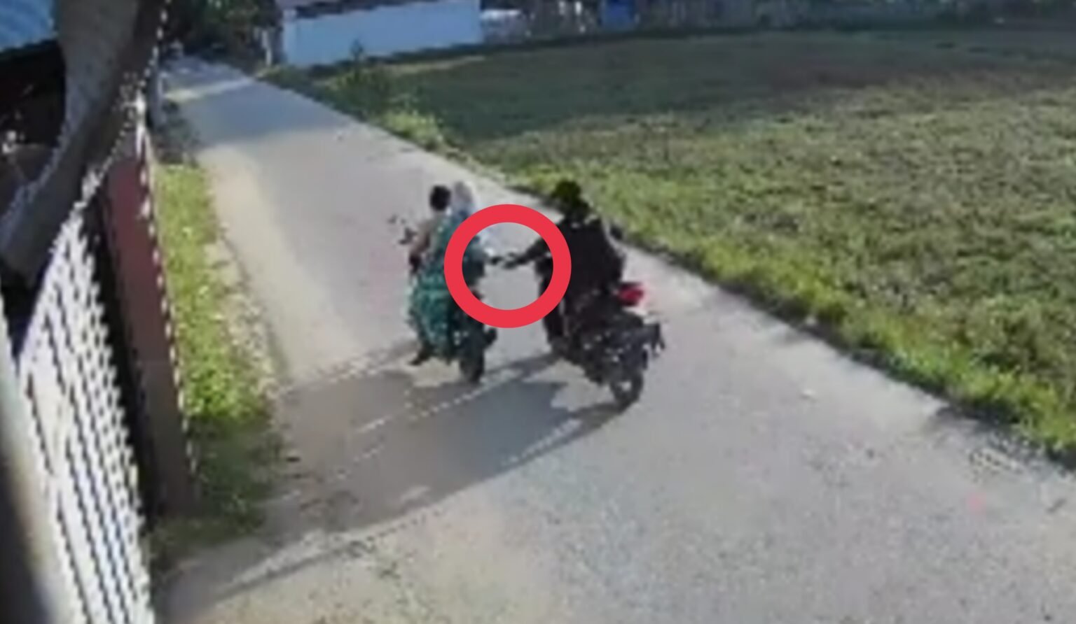 Jambret Beraksi di Aceh Timur Terekam Kamera CCTV Warga, Tarik Tas Ibu-ibu Hingga Nyaris Jatuh