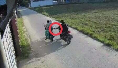 Jambret Beraksi di Aceh Timur Terekam Kamera CCTV Warga, Tarik Tas Ibu-ibu Hingga Nyaris Jatuh