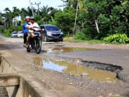 Jalan Lintas Kuta Binje – Alue Ie Mirah ‘Meledak’ Rusak Parah