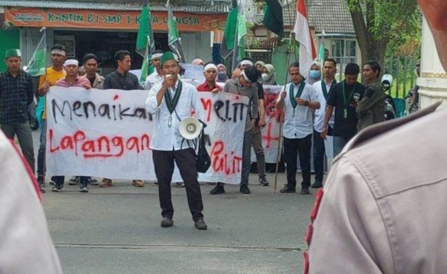 Puluhan Kader HMI Langsa Lakukan Orasi di Gerbang DPRK Kota Langsa