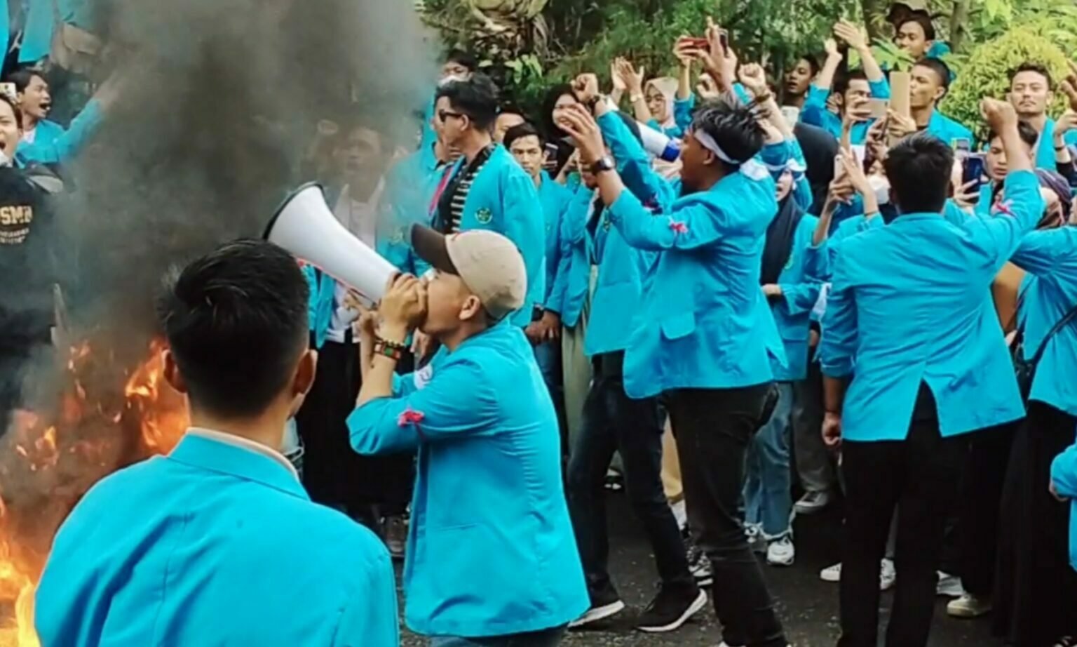Gedung DPRK Langsa Kembali Di Demo Mahasiswa, Kini Bawa Ribuan Massa