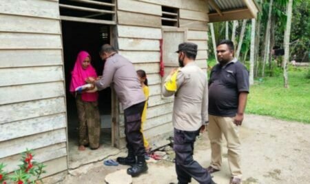 Kapolsek Rantau Selamat Bantu Warga yang Terkena Imbas Kenaikan Harga BBM