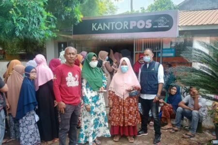 TKSK Dampingi Penerima BLT BBM Aceh Timur