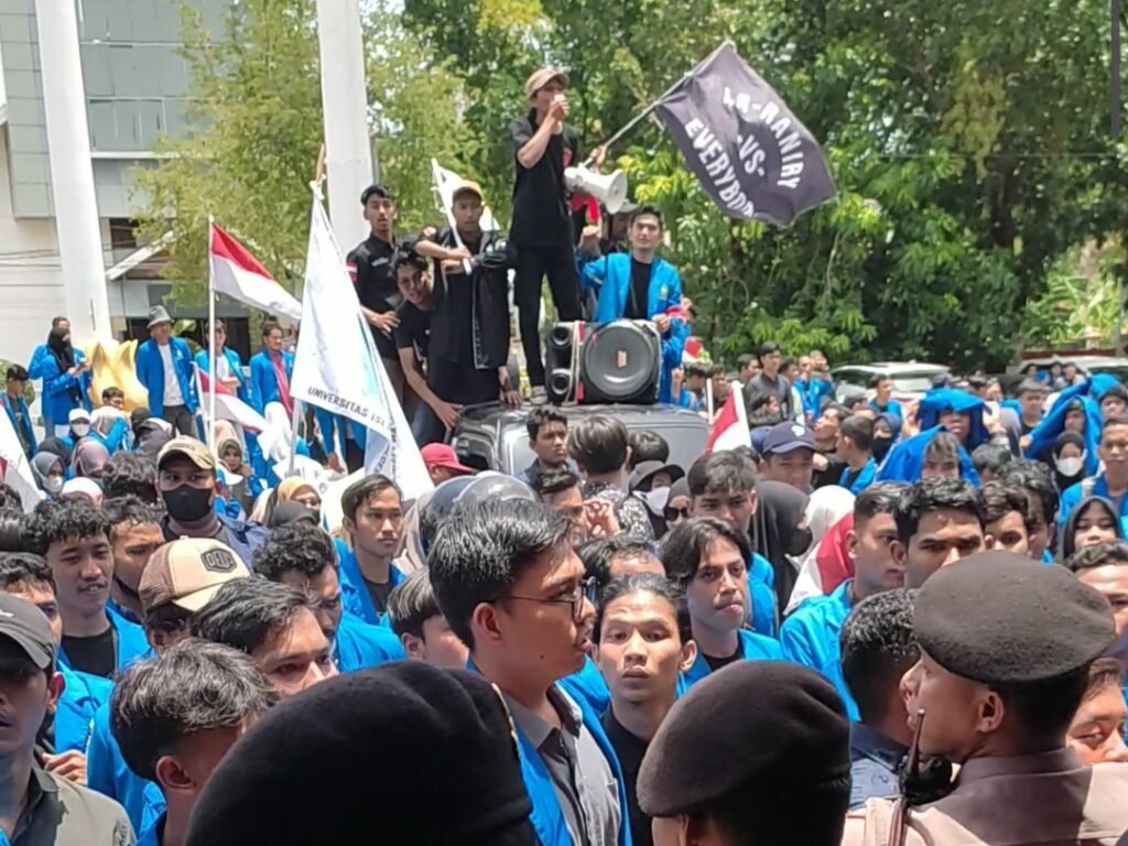 Protes BBM Naik, Ratusan Mahasiswa di Banda Aceh Geruduk Kantor DPRA