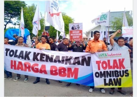 Para Buruh Unjuk Rasa di Depan Gedung DPR Aceh