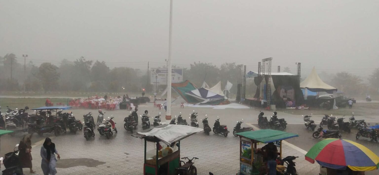 Hujan Lebat Dan Angin Kencang, Tenda Dan Kursi Festival Dikee Jadi Korban