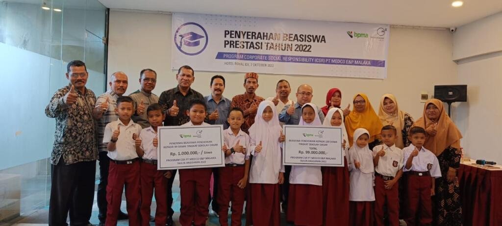 Siswa Berprestasi Terima Beasiswa dari PT. Medco