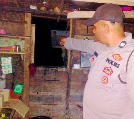 Anggota Polsek Pantee Bidari Bantu Evakuasi Warga Tersambar Petir