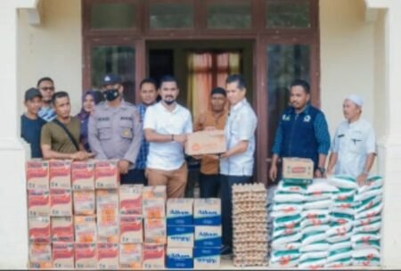 Anggota DPRA, Iskandar Al-Farlaky, Antar Bantuan Untuk Korban Banjir