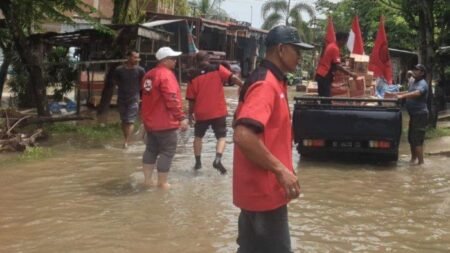 Kader PDIP Aceh Utara Terjang Banjir Salurkan Bantuan