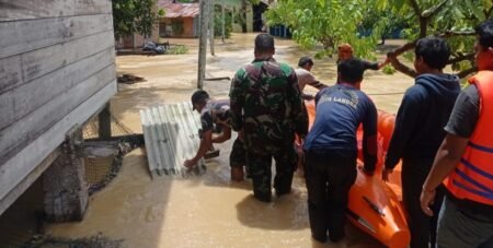 Babinsa Koramil di Langsa Bersinergi Mengevakuasi Korban Bencana Banjir