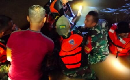 Personel TNI Kodim 0104/Atim Bantu Evakuasi Remaja yang Hanyut di Krueng Langsa