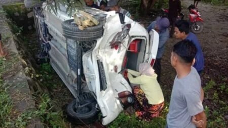 Toyota Agya Ringsek Diseruduk Mobil Barang Hingga Terbalik di Aceh Timur