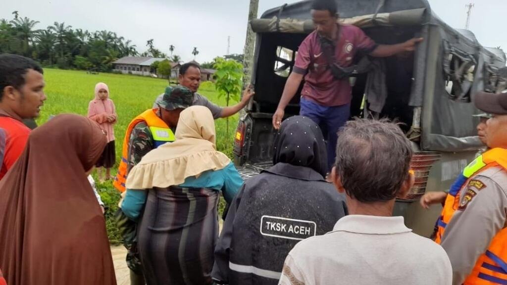 Sebanyak 8 Desa di Kecamatan Indra Makmur Terendam Banjir, Danramil Pimpin Evakuasi Warga