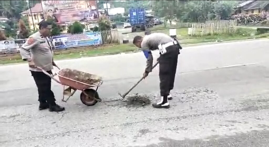 Peduli Terhadap Pengguna Jalan, Polsek Irak Tambal Jalan Berlubang