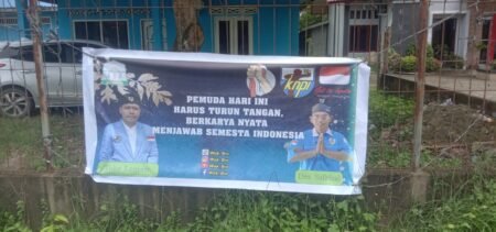 Spanduk Wakbroe Bersanding Dengan Toke Leman Pakai Baju KNPI Viral di Aceh Timur