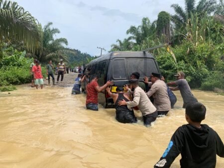 Banjir Rendam Jalan Peureulak Lokop PPTK Wilayah Segmen 3 Terkurung